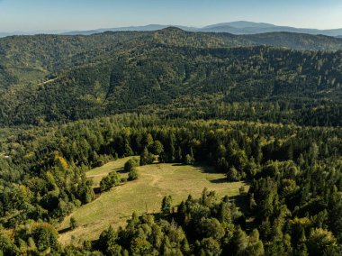 Beskid dağ sıraları. Beskid Maly Poland.Beskid Maly 'deki Rzyki köyünün insansız hava aracı görüntüsü. Potrojna tepesi ve kertenkele gronu. Polonya' nın Rzyki kentindeki Czarny gron kayak merkezi..