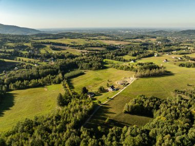 Beskid dağ sıraları. Beskid Maly Poland.Beskid Maly 'deki Rzyki köyünün insansız hava aracı görüntüsü. Potrojna tepesi ve kertenkele gronu. Polonya' nın Rzyki kentindeki Czarny gron kayak merkezi..