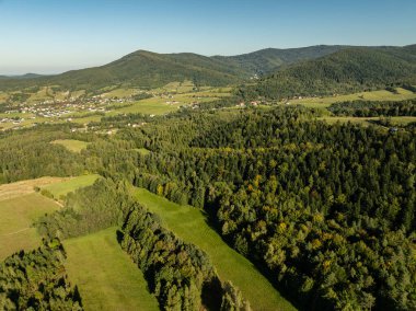 Beskid dağ sıraları. Beskid Maly Poland.Beskid Maly 'deki Rzyki köyünün insansız hava aracı görüntüsü. Potrojna tepesi ve kertenkele gronu. Polonya' nın Rzyki kentindeki Czarny gron kayak merkezi..