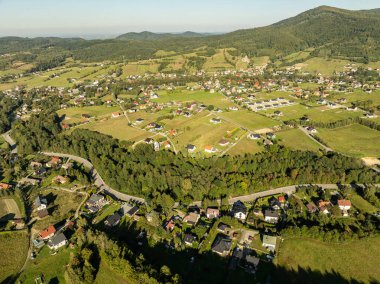 Beskid dağ sıraları. Beskid Maly Poland.Beskid Maly 'deki Rzyki köyünün insansız hava aracı görüntüsü. Potrojna tepesi ve kertenkele gronu. Polonya' nın Rzyki kentindeki Czarny gron kayak merkezi..