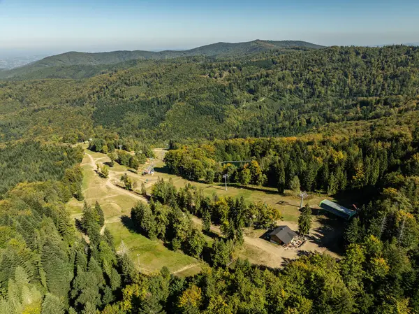 Beskid dağ sıraları. Beskid Maly Poland.Beskid Maly 'deki Rzyki köyünün insansız hava aracı görüntüsü. Potrojna tepesi ve kertenkele gronu. Polonya' nın Rzyki kentindeki Czarny gron kayak merkezi..