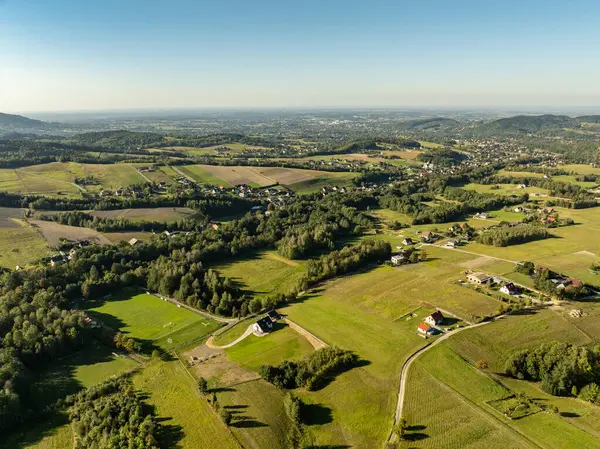 Beskid dağ sıraları. Beskid Maly Poland.Beskid Maly 'deki Rzyki köyünün insansız hava aracı görüntüsü. Potrojna tepesi ve kertenkele gronu. Polonya' nın Rzyki kentindeki Czarny gron kayak merkezi..