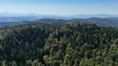 Beskid Maly Potrojna tepesi ve çardak gronu manzarası. Küçük Beskids dağ sıraları. Beskid Maly Poland.Czarny gron kayak merkezi Rzyki, Andrychow, Polonya.