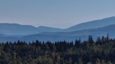 Beskid Maly Potrojna tepesi ve çardak gronu manzarası. Küçük Beskids dağ sıraları. Beskid Maly Poland.Czarny gron kayak merkezi Rzyki, Andrychow, Polonya.