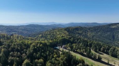 Beskid Maly Potrojna tepesi ve çardak gronu manzarası. Küçük Beskids dağ sıraları. Beskid Maly Poland.Czarny gron kayak merkezi Rzyki, Andrychow, Polonya.