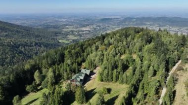 Beskid Maly Potrojna tepesi ve çardak gronu manzarası. Küçük Beskids dağ sıraları. Beskid Maly Poland.Czarny gron kayak merkezi Rzyki, Andrychow, Polonya.