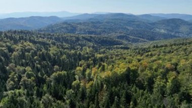 Beskid Maly Potrojna tepesi ve çardak gronu manzarası. Küçük Beskids dağ sıraları. Beskid Maly Poland.Czarny gron kayak merkezi Rzyki, Andrychow, Polonya.