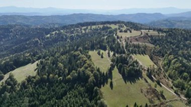 Beskid Maly Potrojna tepesi ve çardak gronu manzarası. Küçük Beskids dağ sıraları. Beskid Maly Poland.Czarny gron kayak merkezi Rzyki, Andrychow, Polonya.