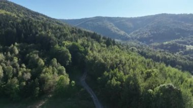 Beskid Maly Potrojna tepesi ve çardak gronu manzarası. Küçük Beskids dağ sıraları. Beskid Maly Poland.Czarny gron kayak merkezi Rzyki, Andrychow, Polonya.