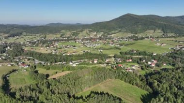 Beskid Maly Potrojna tepesi ve çardak gronu manzarası. Küçük Beskids dağ sıraları. Beskid Maly Poland.Czarny gron kayak merkezi Rzyki, Andrychow, Polonya.