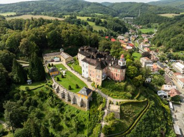 Jansky Vrch State Chateau, Çek Cumhuriyeti 'nin Moravya şehrinde yer alan Javornik kasabasının yukarısındaki kayalık bir tepede. Javornik yaz İHA 'sında Javornik Şatosu Jansky Vrch' in insansız hava aracı görüntüsü.