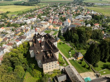 Jansky Vrch State Chateau, Çek Cumhuriyeti 'nin Moravya şehrinde yer alan Javornik kasabasının yukarısındaki kayalık bir tepede. Javornik yaz İHA 'sında Javornik Şatosu Jansky Vrch' in insansız hava aracı görüntüsü.