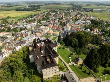 Jansky Vrch State Chateau, Çek Cumhuriyeti 'nin Moravya şehrinde yer alan Javornik kasabasının yukarısındaki kayalık bir tepede. Javornik yaz İHA 'sında Javornik Şatosu Jansky Vrch' in insansız hava aracı görüntüsü.