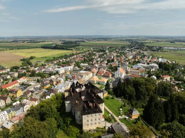 Jansky Vrch State Chateau, Çek Cumhuriyeti 'nin Moravya şehrinde yer alan Javornik kasabasının yukarısındaki kayalık bir tepede. Javornik yaz İHA 'sında Javornik Şatosu Jansky Vrch' in insansız hava aracı görüntüsü.
