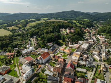 Jansky Vrch State Chateau, Çek Cumhuriyeti 'nin Moravya şehrinde yer alan Javornik kasabasının yukarısındaki kayalık bir tepede. Javornik yaz İHA 'sında Javornik Şatosu Jansky Vrch' in insansız hava aracı görüntüsü.