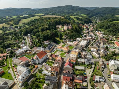 Jansky Vrch State Chateau, Çek Cumhuriyeti 'nin Moravya şehrinde yer alan Javornik kasabasının yukarısındaki kayalık bir tepede. Javornik yaz İHA 'sında Javornik Şatosu Jansky Vrch' in insansız hava aracı görüntüsü.