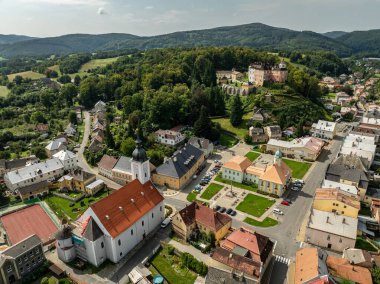 Jansky Vrch State Chateau, Çek Cumhuriyeti 'nin Moravya şehrinde yer alan Javornik kasabasının yukarısındaki kayalık bir tepede. Javornik yaz İHA 'sında Javornik Şatosu Jansky Vrch' in insansız hava aracı görüntüsü.