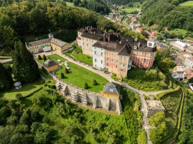 Jansky Vrch State Chateau, Çek Cumhuriyeti 'nin Moravya şehrinde yer alan Javornik kasabasının yukarısındaki kayalık bir tepede. Javornik yaz İHA 'sında Javornik Şatosu Jansky Vrch' in insansız hava aracı görüntüsü.