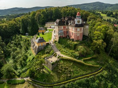 Jansky Vrch State Chateau, Çek Cumhuriyeti 'nin Moravya şehrinde yer alan Javornik kasabasının yukarısındaki kayalık bir tepede. Javornik yaz İHA 'sında Javornik Şatosu Jansky Vrch' in insansız hava aracı görüntüsü.