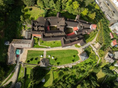 Jansky Vrch State Chateau, Çek Cumhuriyeti 'nin Moravya şehrinde yer alan Javornik kasabasının yukarısındaki kayalık bir tepede. Javornik yaz İHA 'sında Javornik Şatosu Jansky Vrch' in insansız hava aracı görüntüsü.