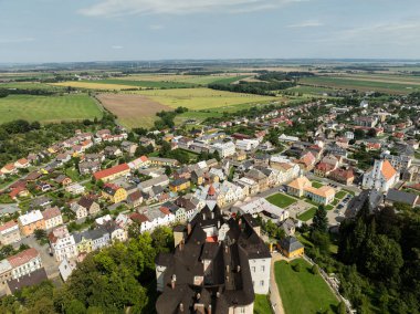 Jansky Vrch State Chateau, Çek Cumhuriyeti 'nin Moravya şehrinde yer alan Javornik kasabasının yukarısındaki kayalık bir tepede. Javornik yaz İHA 'sında Javornik Şatosu Jansky Vrch' in insansız hava aracı görüntüsü.