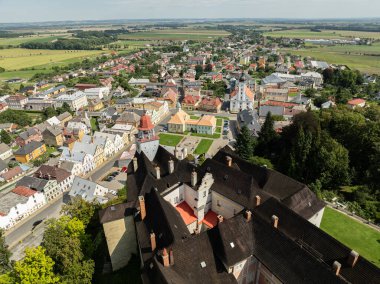 Jansky Vrch State Chateau, Çek Cumhuriyeti 'nin Moravya şehrinde yer alan Javornik kasabasının yukarısındaki kayalık bir tepede. Javornik yaz İHA 'sında Javornik Şatosu Jansky Vrch' in insansız hava aracı görüntüsü.