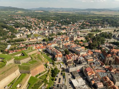 Klodzko Kalesi ve Klodzko kasabasının insansız hava aracı görüntüsü. Klodzko Kalesi (Almanca: Festung Glatz) Polonya 'da bir savunma sistemi olan Klodzko' da korunmuş bir kale. Polonya 'nın Klodzko kasabası.