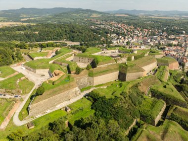 Klodzko Kalesi ve Klodzko kasabasının insansız hava aracı görüntüsü. Klodzko Kalesi (Almanca: Festung Glatz) Polonya 'da bir savunma sistemi olan Klodzko' da korunmuş bir kale. Polonya 'nın Klodzko kasabası.