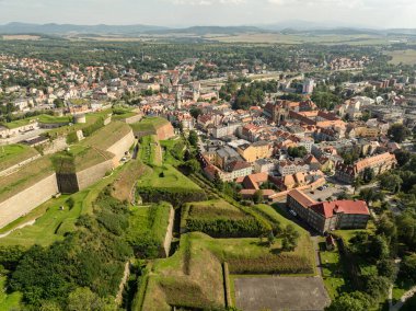 Klodzko Kalesi ve Klodzko kasabasının insansız hava aracı görüntüsü. Klodzko Kalesi (Almanca: Festung Glatz) Polonya 'da bir savunma sistemi olan Klodzko' da korunmuş bir kale. Polonya 'nın Klodzko kasabası.