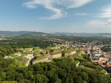 Klodzko Kalesi ve Klodzko kasabasının insansız hava aracı görüntüsü. Klodzko Kalesi (Almanca: Festung Glatz) Polonya 'da bir savunma sistemi olan Klodzko' da korunmuş bir kale. Polonya 'nın Klodzko kasabası.