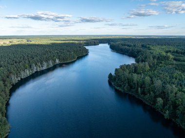 Yeşil ormanla çevrili göl drone görüntüsü. Kulka Reserve, Masuria, Polonya. Masurian Gölü bölgesinde bir göl. Polonya 'daki Kulka Reserve' de Lesk Gölü