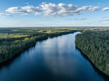 Yeşil ormanla çevrili göl drone görüntüsü. Kulka Reserve, Masuria, Polonya. Masurian Gölü bölgesinde bir göl. Polonya 'daki Kulka Reserve' de Lesk Gölü