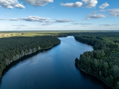Yeşil ormanla çevrili göl drone görüntüsü. Kulka Reserve, Masuria, Polonya. Masurian Gölü bölgesinde bir göl. Polonya 'daki Kulka Reserve' de Lesk Gölü