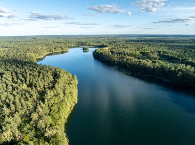 Yeşil ormanla çevrili göl drone görüntüsü. Kulka Reserve, Masuria, Polonya. Masurian Gölü bölgesinde bir göl. Polonya 'daki Kulka Reserve' de Lesk Gölü