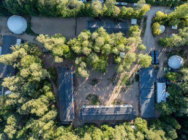 Yeşil ormanla çevrili göl drone görüntüsü. Kulka Reserve, Masuria, Polonya. Masurian Gölü bölgesinde bir göl. Polonya 'daki Kulka Reserve' de Lesk Gölü