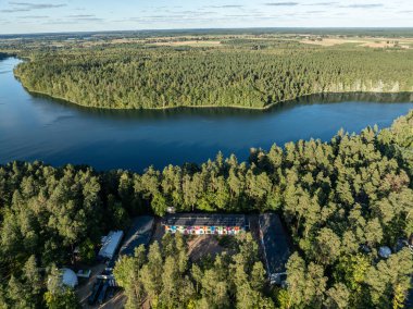 Yeşil ormanla çevrili göl drone görüntüsü. Kulka Reserve, Masuria, Polonya. Masurian Gölü bölgesinde bir göl. Polonya 'daki Kulka Reserve' de Lesk Gölü