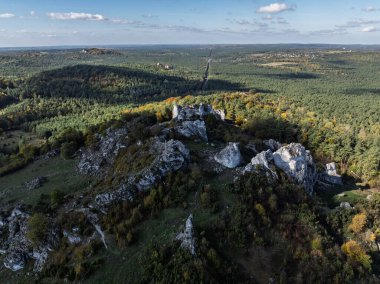 Sonbaharda Polonya Jurassic Highland Dağları Zborow. Zborow Hill, Polonya 'nın hava aracı görüntüsü. Polonya 'nın Podlesice bölgesindeki Gora Zborow tepesinde kireçtaşı kaya oluşumu. Krakow-Czestochowa Tepesi