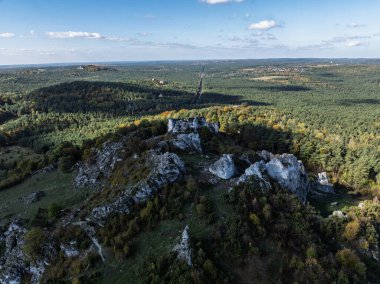 Sonbaharda Polonya Jurassic Highland Dağları Zborow. Zborow Hill, Polonya 'nın hava aracı görüntüsü. Polonya 'nın Podlesice bölgesindeki Gora Zborow tepesinde kireçtaşı kaya oluşumu. Krakow-Czestochowa Tepesi