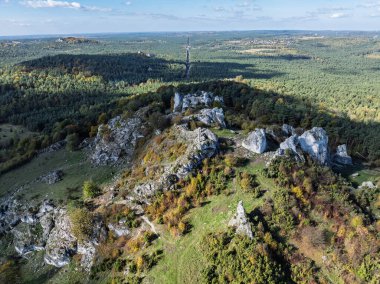 Sonbaharda Polonya Jurassic Highland Dağları Zborow. Zborow Hill, Polonya 'nın hava aracı görüntüsü. Polonya 'nın Podlesice bölgesindeki Gora Zborow tepesinde kireçtaşı kaya oluşumu. Krakow-Czestochowa Tepesi