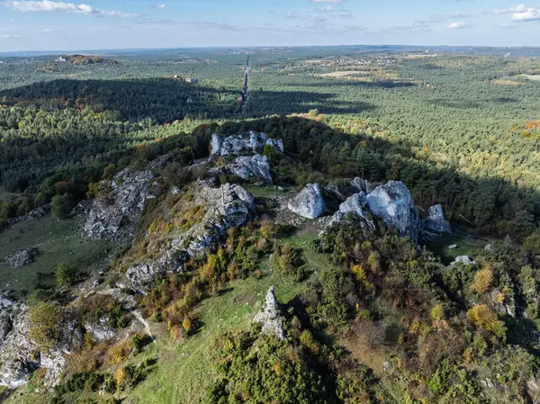 Sonbaharda Polonya Jurassic Highland Dağları Zborow. Zborow Hill, Polonya 'nın hava aracı görüntüsü. Polonya 'nın Podlesice bölgesindeki Gora Zborow tepesinde kireçtaşı kaya oluşumu. Krakow-Czestochowa Tepesi