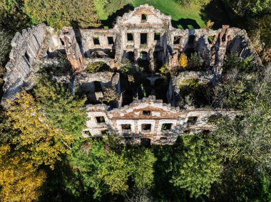 Wlodowice 'deki sarayın hava aracı görüntüsü Wlodowice' da. İHA 'dan görünen terk edilmiş bir saray. Çatısı olmayan terk edilmiş bir saray. Wlodowice, Polonya sarayı mahvetti..
