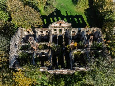 Wlodowice 'deki sarayın hava aracı görüntüsü Wlodowice' da. İHA 'dan görünen terk edilmiş bir saray. Çatısı olmayan terk edilmiş bir saray. Wlodowice, Polonya sarayı mahvetti..
