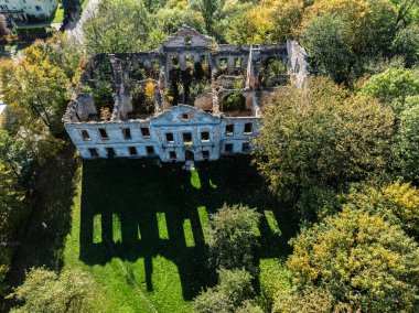 Wlodowice 'deki sarayın hava aracı görüntüsü Wlodowice' da. İHA 'dan görünen terk edilmiş bir saray. Çatısı olmayan terk edilmiş bir saray. Wlodowice, Polonya sarayı mahvetti..