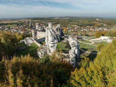 Polonya 'daki Ogrodzieniec Ortaçağ kalesinin insansız hava aracı görüntüsü. Ogrodzieniec, Podzamcze şatosu sonbaharda. Silezya 'daki Polonya Jurassic Highland' daki Kartal Yuvaları. Kireçtaşı kalesi harabeye döndü. 