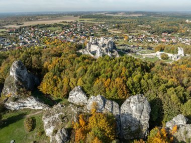 Polonya 'daki Ogrodzieniec Ortaçağ kalesinin insansız hava aracı görüntüsü. Ogrodzieniec, Podzamcze şatosu sonbaharda. Silezya 'daki Polonya Jurassic Highland' daki Kartal Yuvaları. Kireçtaşı kalesi harabeye döndü. 