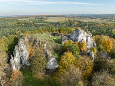 Birow Hill 'deki kalenin hava aracı görüntüsü. Sonbaharda kireç taşı tepesi. Polonya 'nın Ogrodzieniec kentindeki Podzamcze köyündeki Czestochowa Upland' da Birow Hill 'de yeniden inşa edilen kale.. 