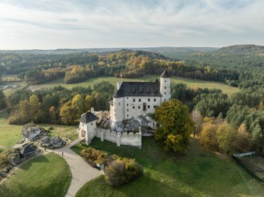 Sonbaharda Bobolice Kalesi 'nin insansız hava aracı görüntüsü. Kireçtaşı Kalesi harabeleri. Eski ortaçağ kalesi, Bobolice, Poland.Stronghold Kartalları Polonya' daki Jurassic Highland Nests köyündeki kraliyet kalesi.