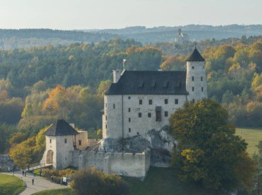 Sonbaharda Bobolice Kalesi 'nin insansız hava aracı görüntüsü. Kireçtaşı Kalesi harabeleri. Eski ortaçağ kalesi, Bobolice, Poland.Stronghold Kartalları Polonya' daki Jurassic Highland Nests köyündeki kraliyet kalesi.