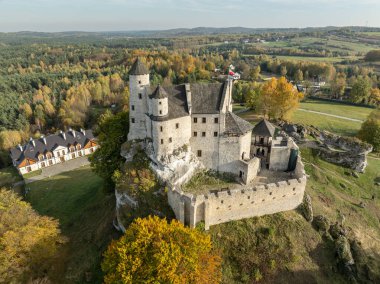 Sonbaharda Bobolice Kalesi 'nin insansız hava aracı görüntüsü. Kireçtaşı Kalesi harabeleri. Eski ortaçağ kalesi, Bobolice, Poland.Stronghold Kartalları Polonya' daki Jurassic Highland Nests köyündeki kraliyet kalesi.