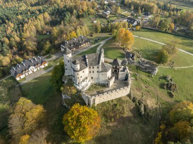 Sonbaharda Bobolice Kalesi 'nin insansız hava aracı görüntüsü. Kireçtaşı Kalesi harabeleri. Eski ortaçağ kalesi, Bobolice, Poland.Stronghold Kartalları Polonya' daki Jurassic Highland Nests köyündeki kraliyet kalesi.